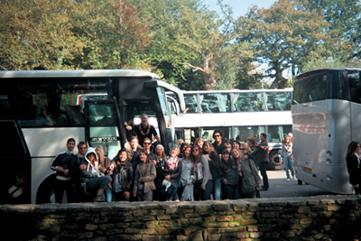 autocariste paris, transport d'un groupe  paris - photo devant un autocar 